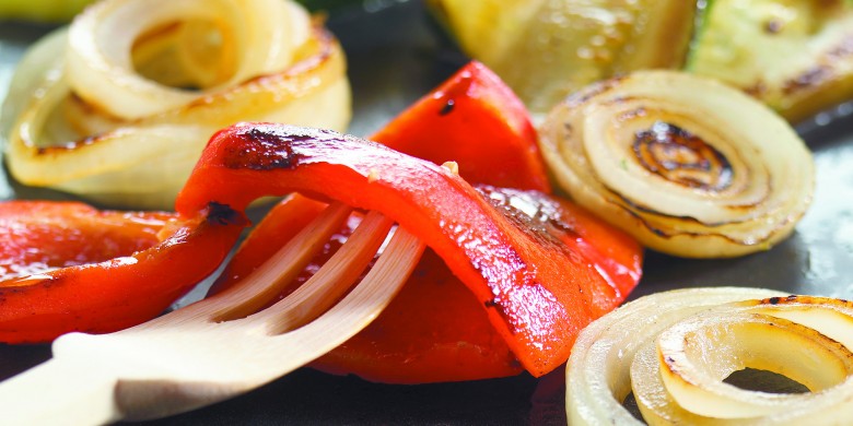 Aan tafel gegrilde groenten