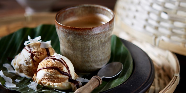 Vietnamees koffie-ijs met chocolade-kokossaus