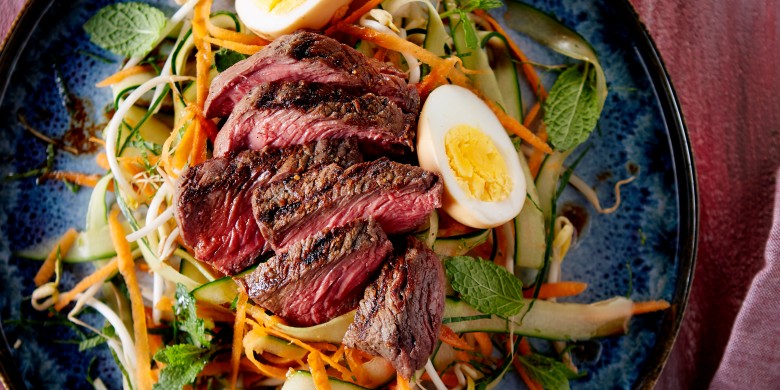 Gegrilde ossenhaas met wortel-komkommersalade