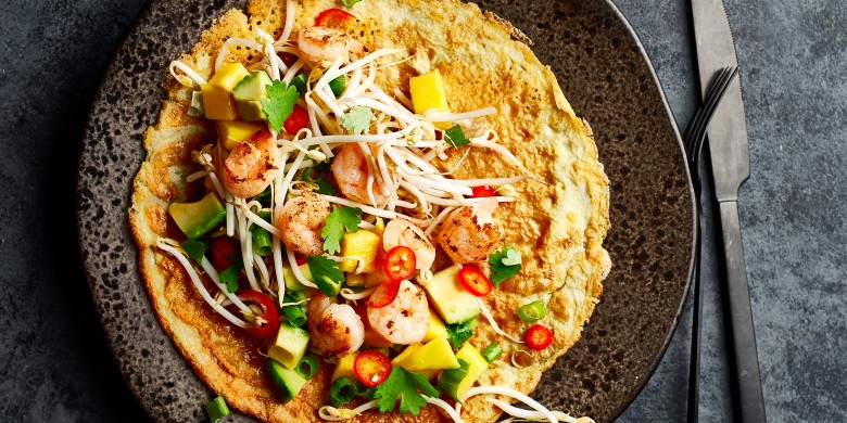 Thaise omelet met garnalen en mangosalade
