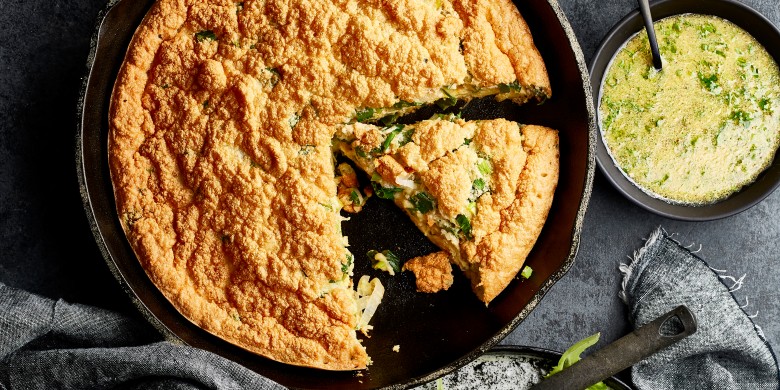 Gesouffleerde omelet met bosui en specerijen