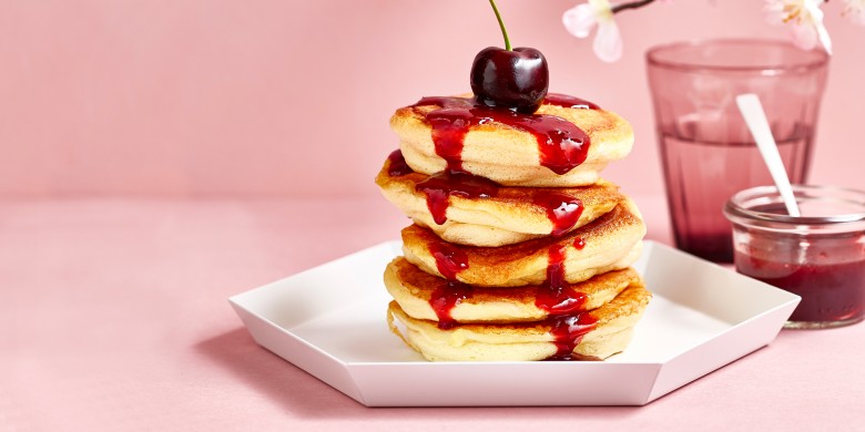 Schuimpannenkoekjes met honing-kersensiroop