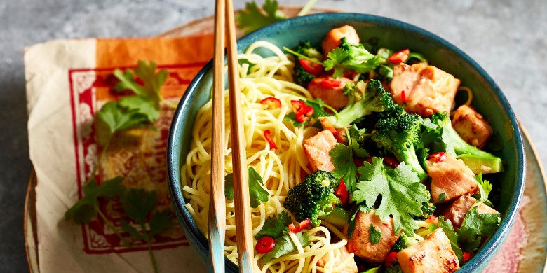 Mie met soja-gemberzalm en broccoli