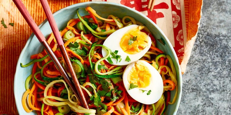 Wortel-courgettenoedels met pindadressing