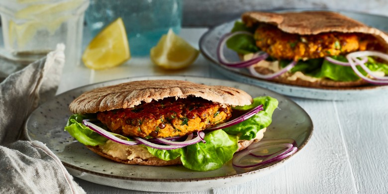 Kruidige havermoutburger met linzen en zoete aardappel
