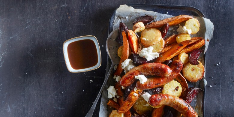 Braadworstjes met zoete aardappel, pastinaak en bietjes