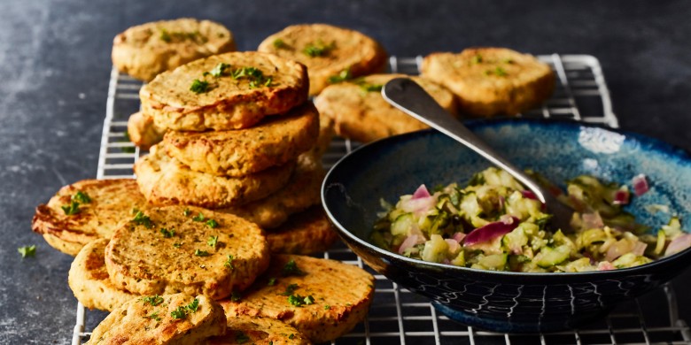 Zalmkoekjes met zoetzure komkommerdip 