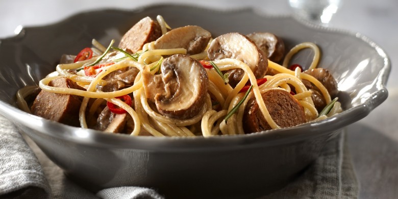 Romige spaghetti met champignons en worst