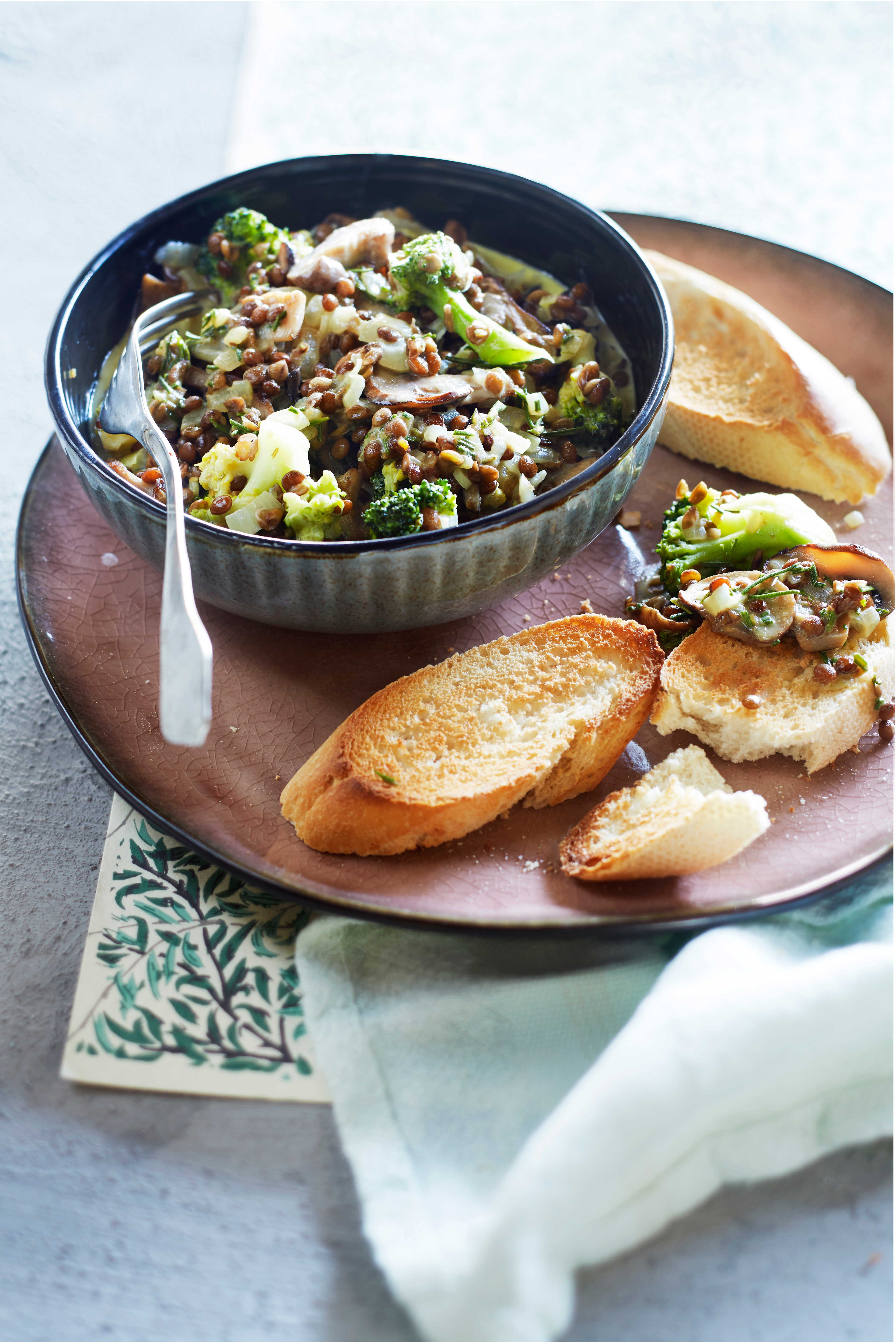 Linzenstoofpotje met paddenstoelen en broccoli