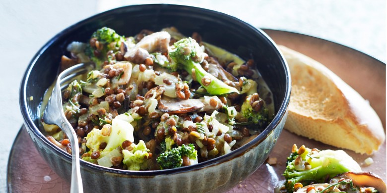 Linzenstoofpotje met paddenstoelen en broccoli 