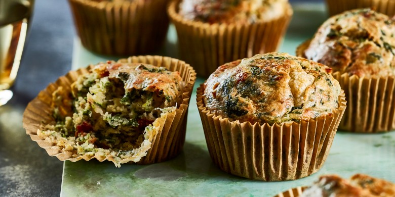 Spinaziemuffins met tomaat en mozzarella 