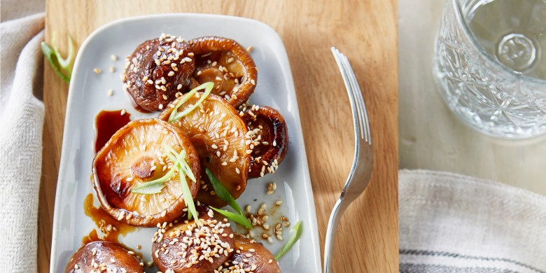 Geglaceerde shiitakes met honing en sesam
