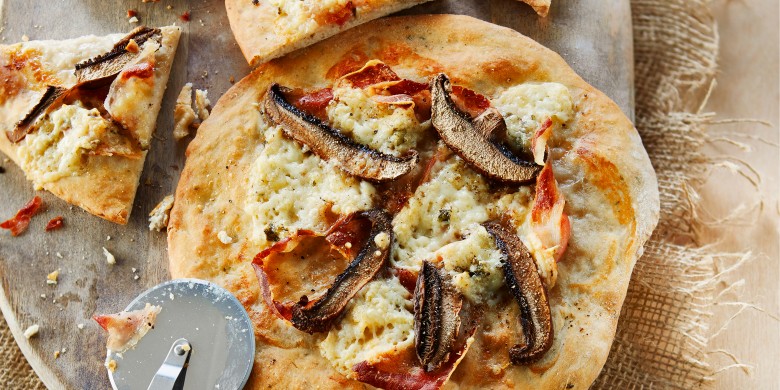 Portobello-pizza met pancetta en gorgonzola 