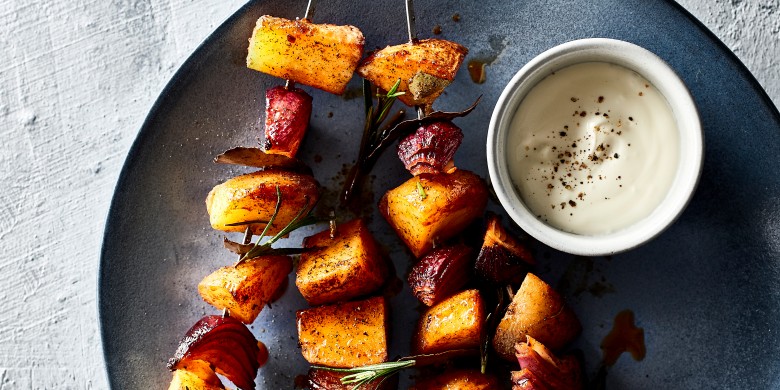 Aardappelspiesjes met laurier en rode ui