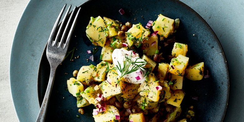 Lauwwarme aardappelsalade met rode ui