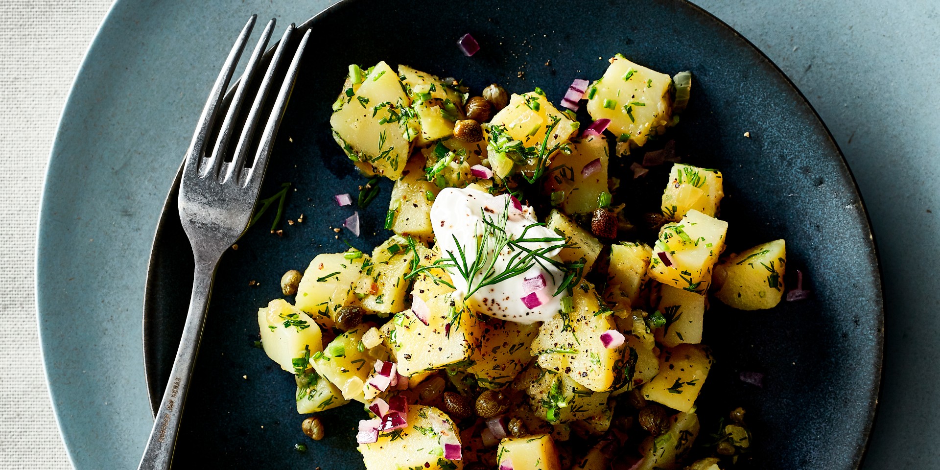 Lauwwarme aardappelsalade met rode ui