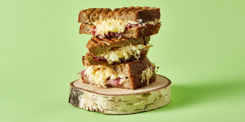 Tosti met salami, zuurkool en feta 