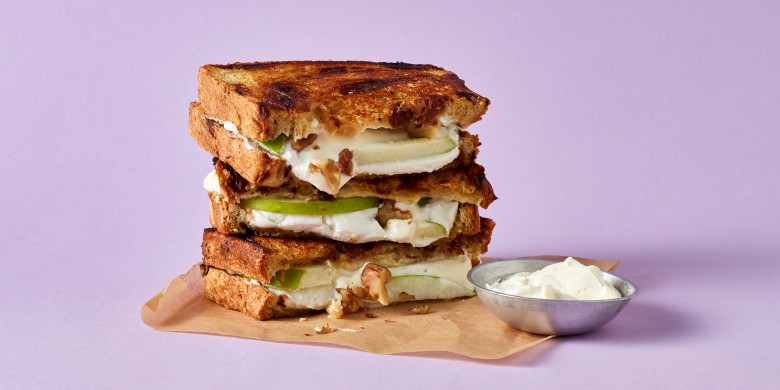 Krentenbroodtosti met appel en geitenkaas 