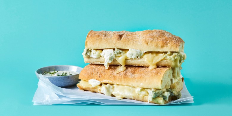 Ciabatta ‘quattro formaggi’ met ranch-dressing 