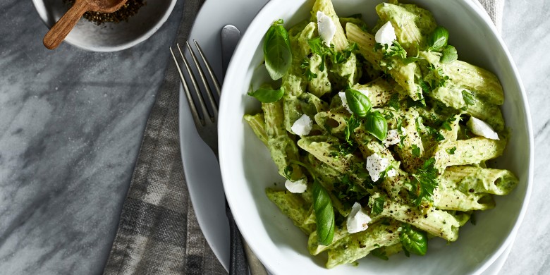 Kruidige mac & cheese met avocado  en geitenkaas 