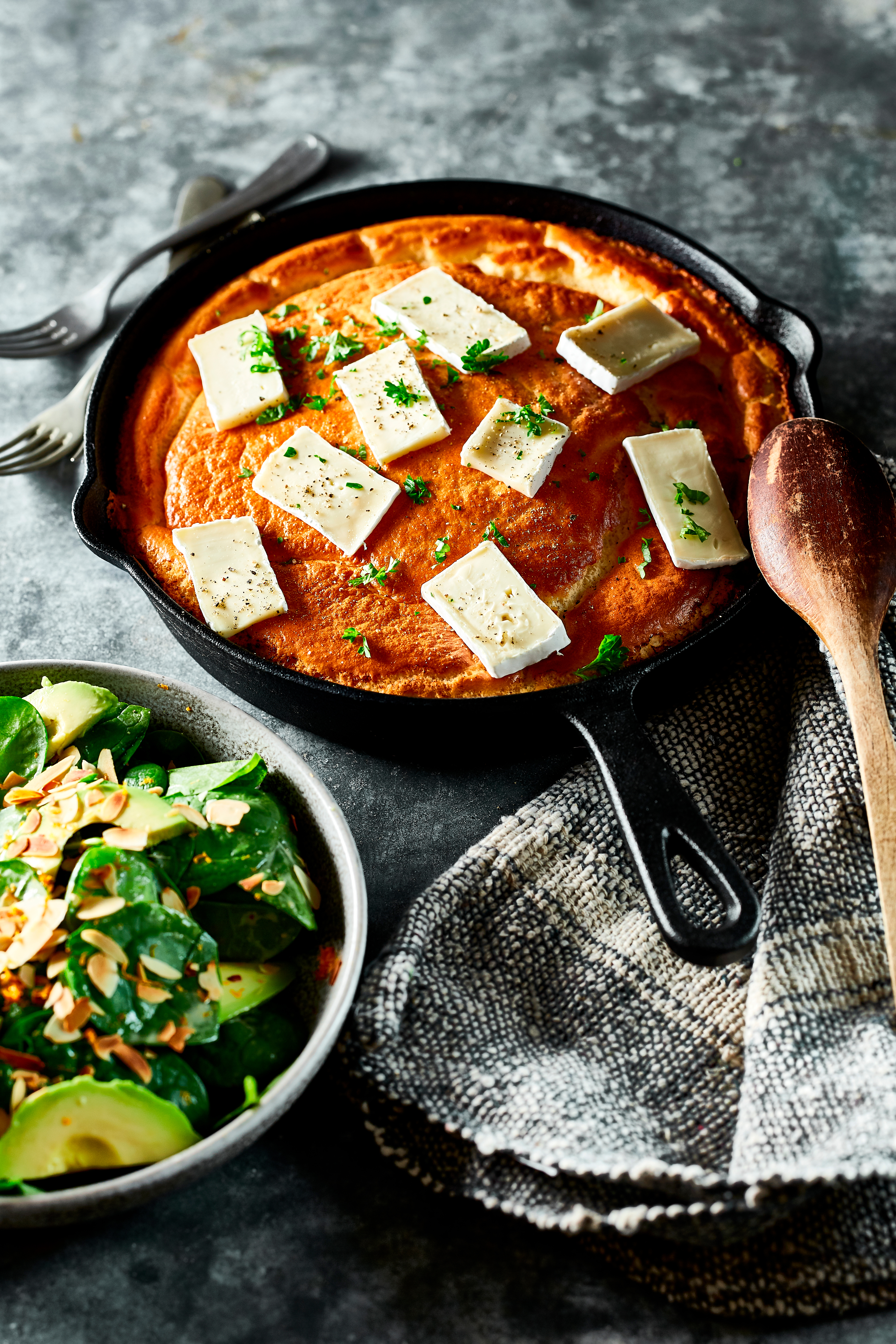 Dutch baby met spinazie-avocadosalade