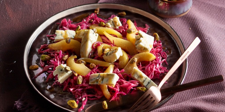 Rodekoolsalade met peer, pistache en gorgonzola 