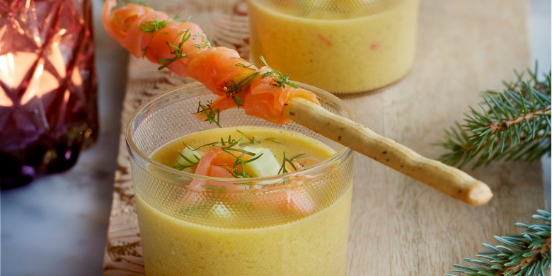 Komkommersoep met zalm en avocado