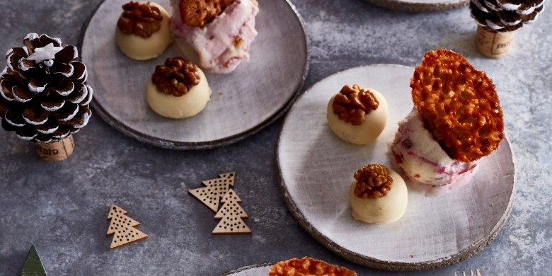Marsepeinbonbons met walnoten en cranberry-ijs