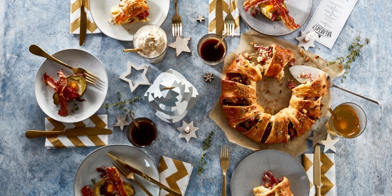 Kerstkrans met rauwe ham, pistachenoten en feta