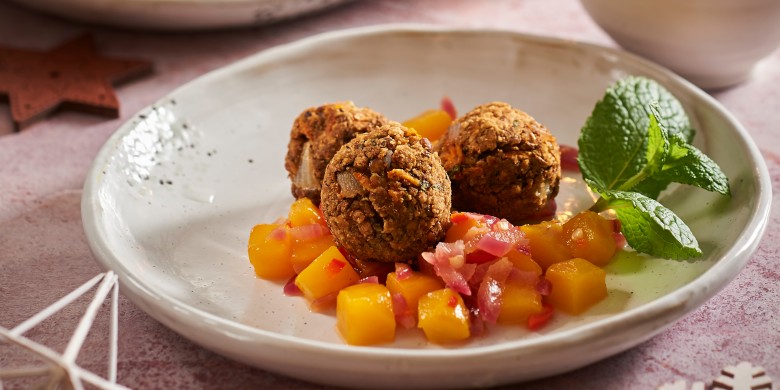 Linzenballetjes met mangochutney