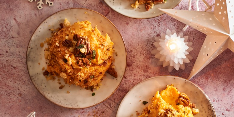 Zoete-aardappelschotel met salie en pecannoten