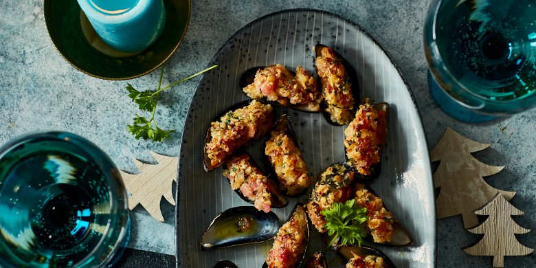 Gegratineerde mosselen met krokant spek