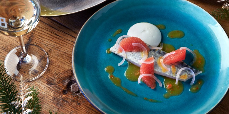 Makreel ‘gegaard’ in wei met citrus en koolraap