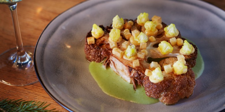 Bloemkoolsteak met currymayonaise en aardappelkaantjes