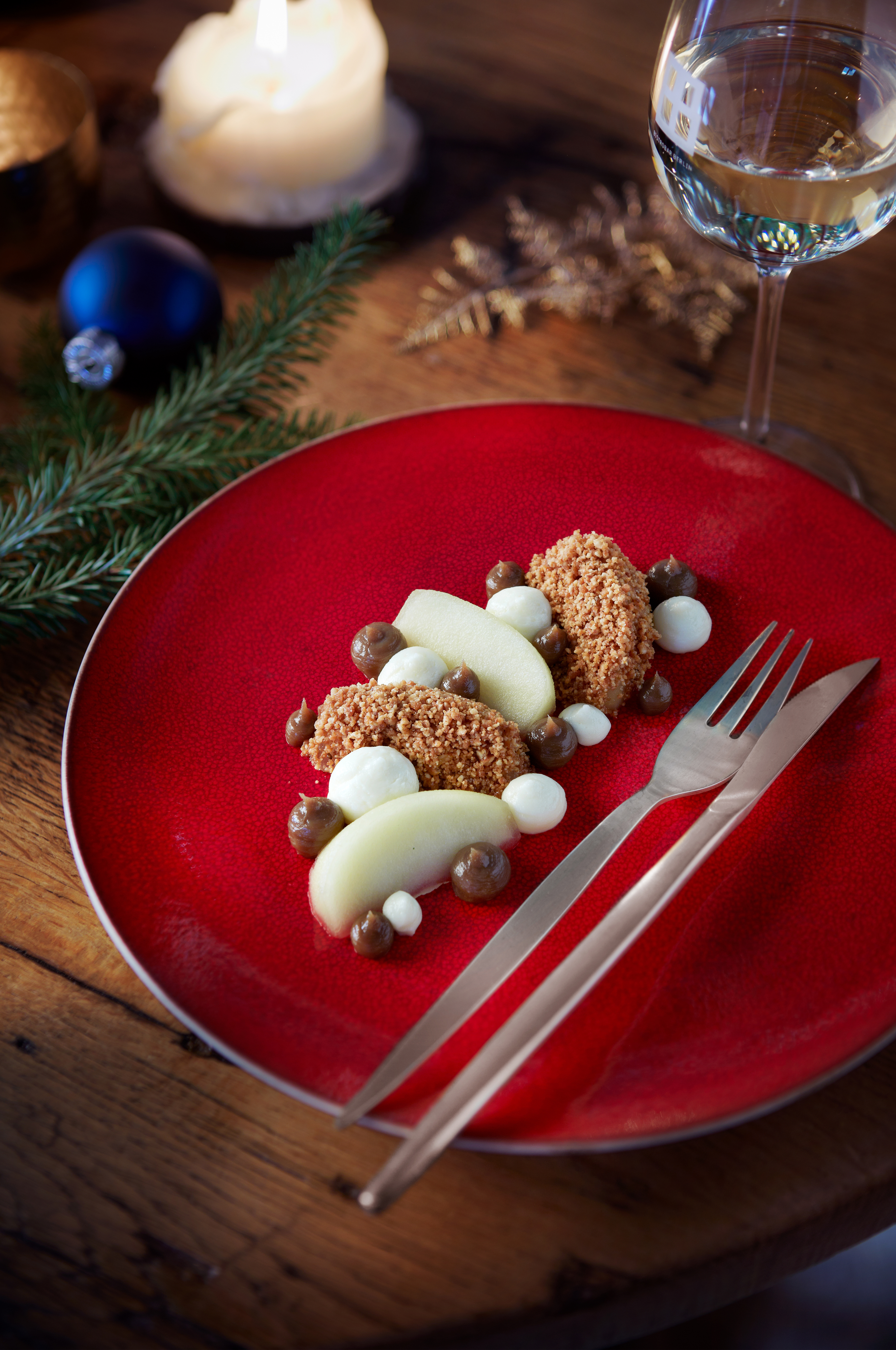 Gepocheerde appel met chocolademousse, toffeesaus en hazelnoot