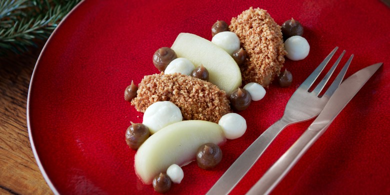 Gepocheerde appel met chocolademousse, toffeesaus en hazelnoot