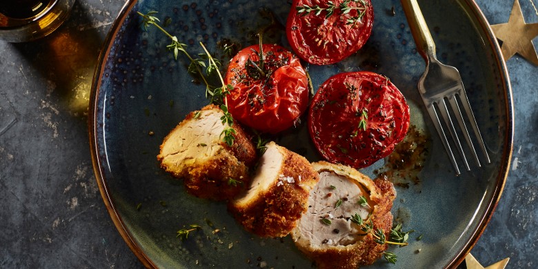 Gepaneerde varkenshaas met tomaat en knolselderijfriet