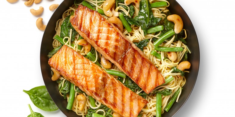 Mie met zalm, groene groenten en cashewnoten