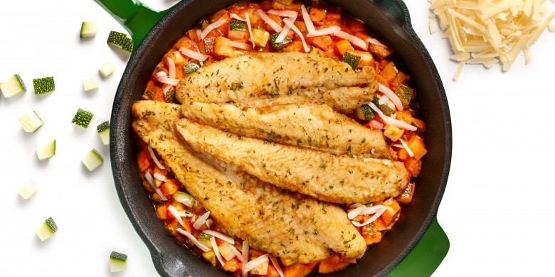 Pangasiusfilet met tomaten-basilicumsaus en courgette