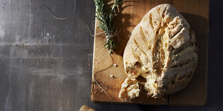 Franse platbroodjes met spek en rozemarijn