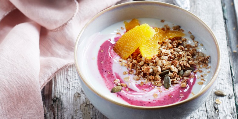 Breakfast bowl met granola 