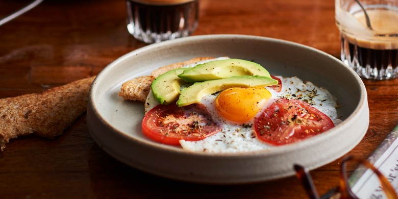 Spiegelei met tomaat en avocado 