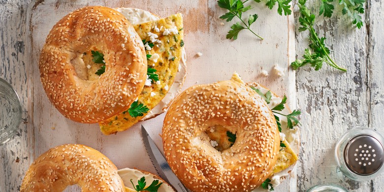 Bagels met kruidige feta-omelet 