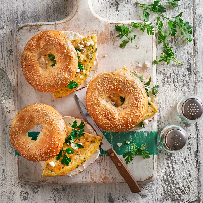 Bagels met kruidige feta-omelet