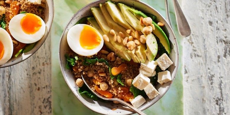 Hartige bowl met noten en avocado