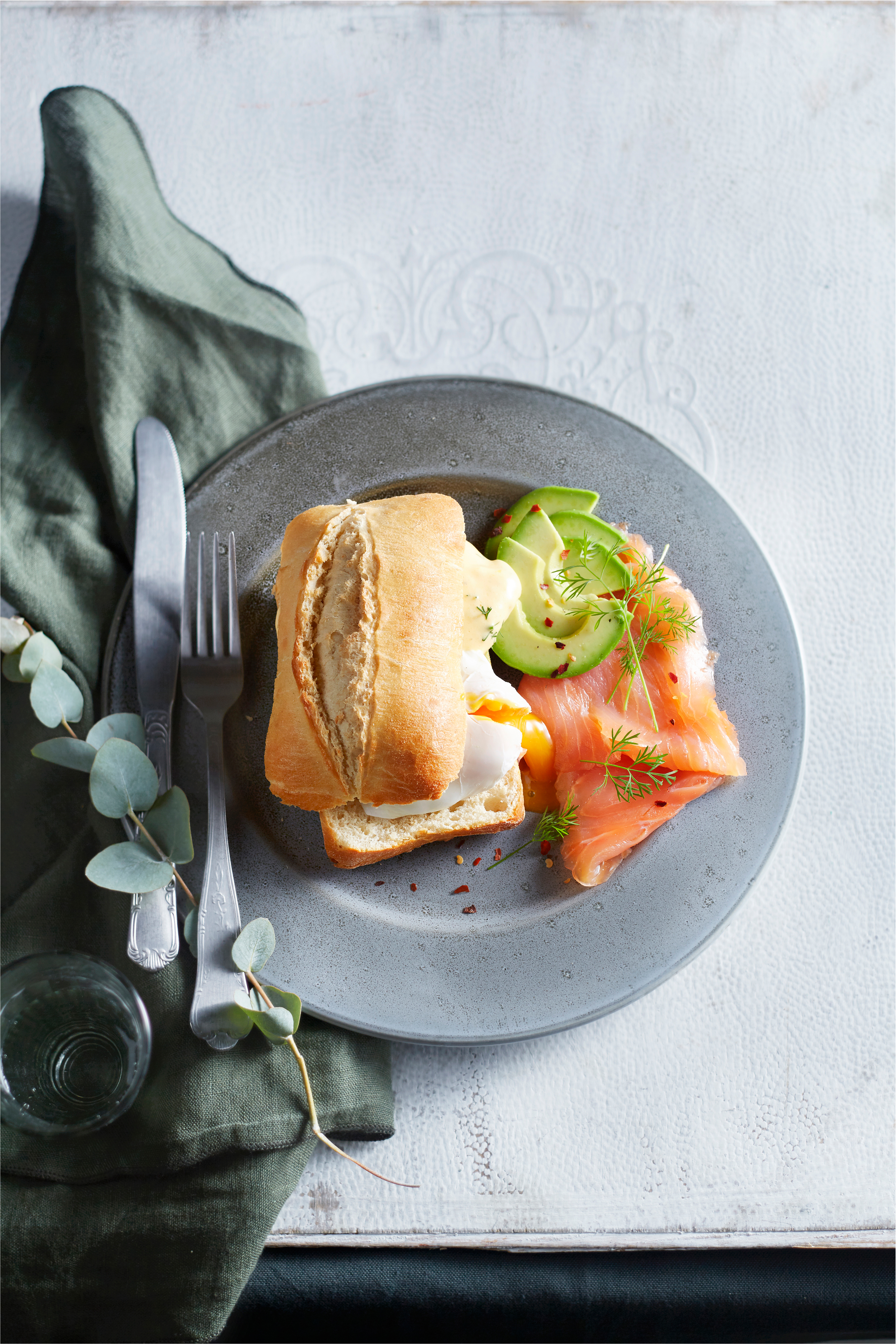 Gepocheerd ei met hollandaisesaus en gerookte zalm