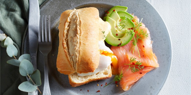 Gepocheerd ei met hollandaisesaus en gerookte zalm 