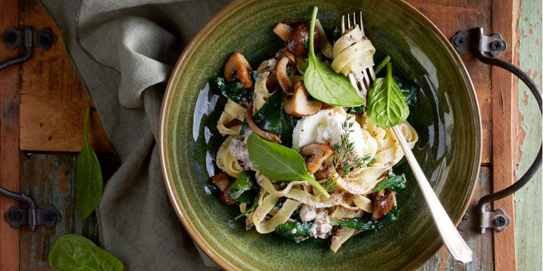 Tagliatelle  met paddenstoelentapenade en ricotta 