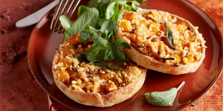 Zoete-aardappeltaartjes met rode ui en salie 