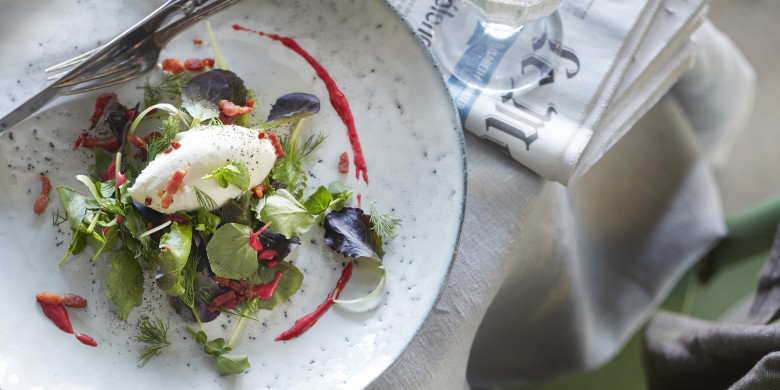Salade met geitenkaasmousse, spekjes en frambozenvinaigrette